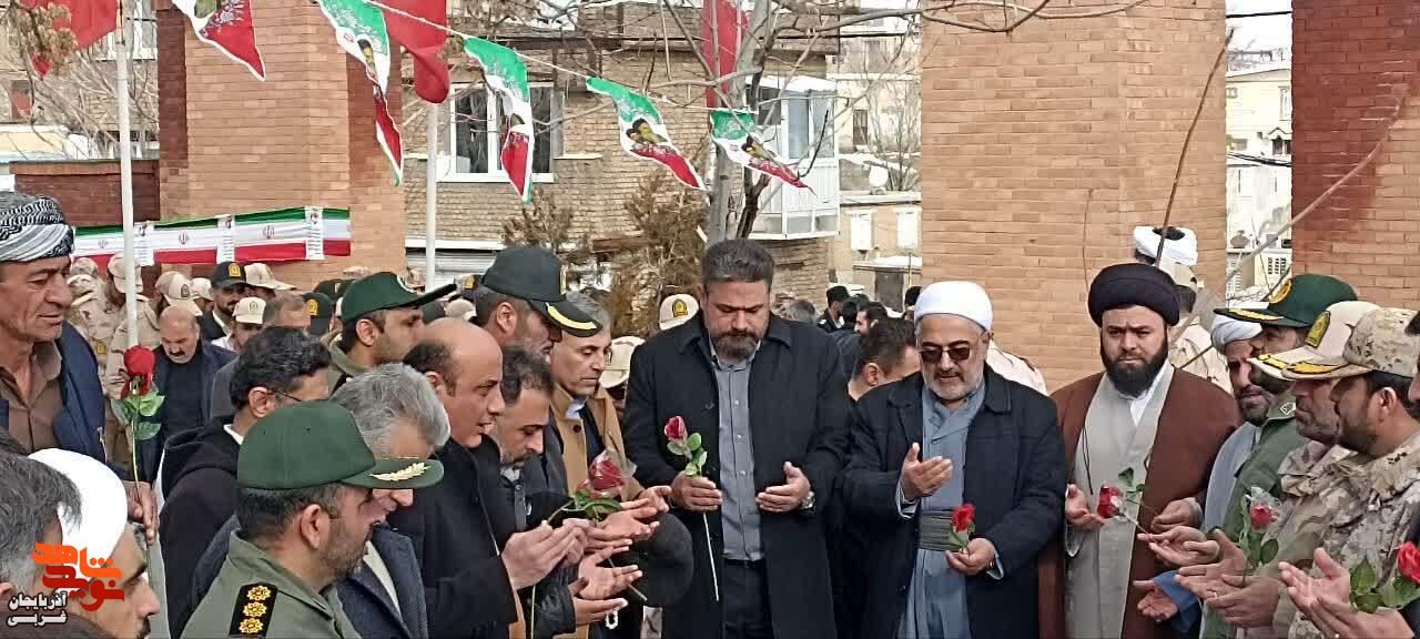 غبارروبی مزار شهدای سردشت به مناسبت دهه مبارک فجر