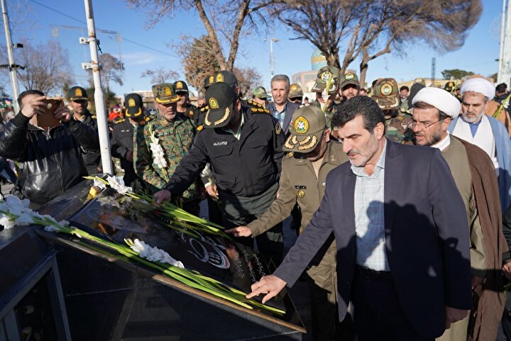 گزارش تصویری | گلباران گلزار مطهر شهدای قزوین به روایت تصویر