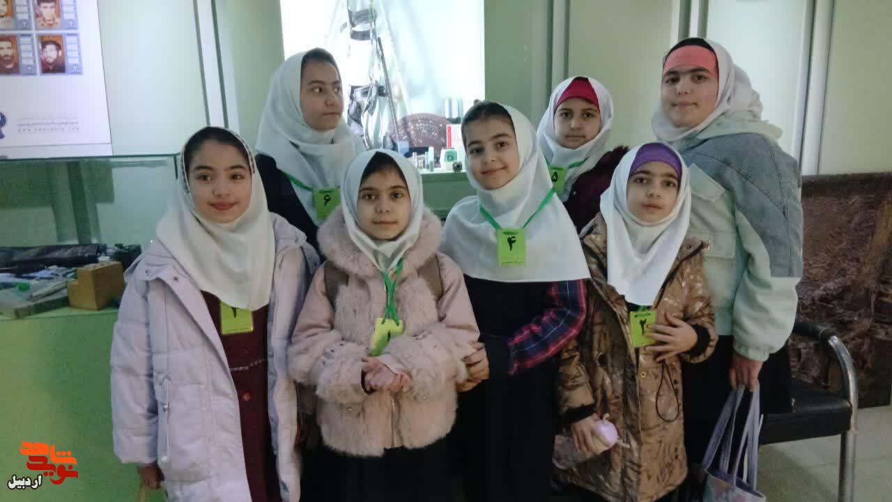 بازدید دانش‌آموزان دختر مدرسه غیرانتفاعی محسنین از موزه شهدای اردبیل+عکس