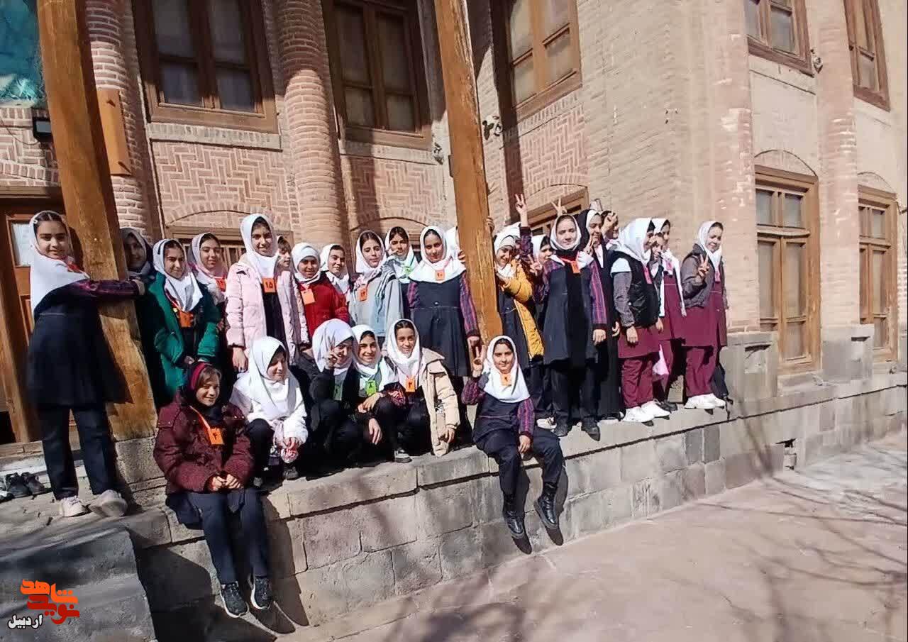 بازدید دانش‌آموزان دختر مدرسه غیرانتفاعی محسنین از موزه شهدای اردبیل+عکس
