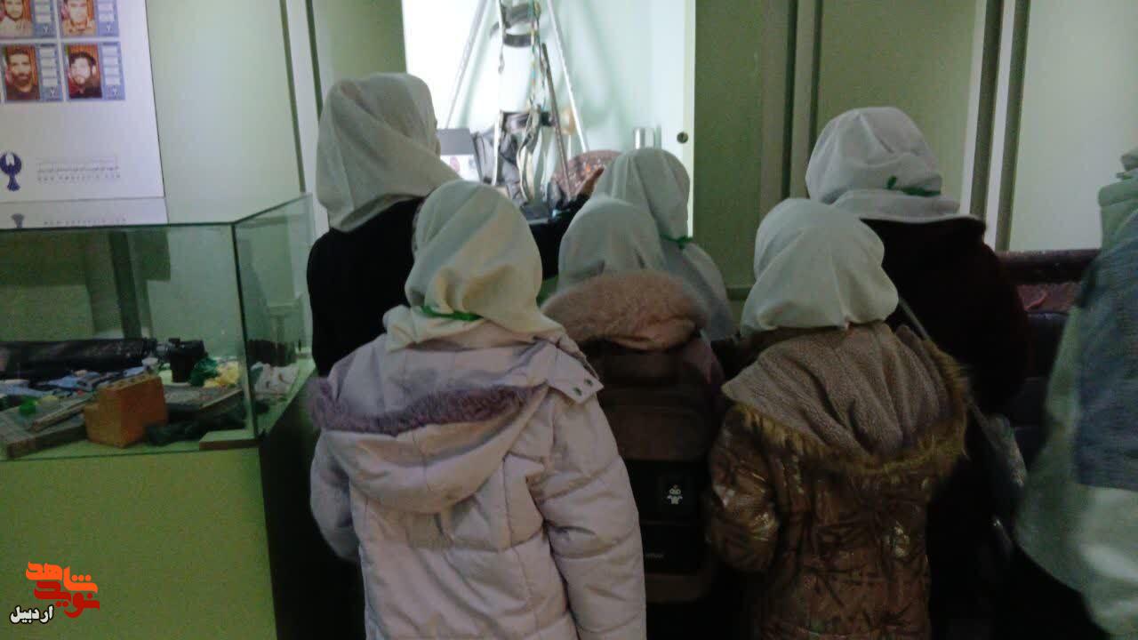 بازدید دانش‌آموزان دختر مدرسه غیرانتفاعی محسنین از موزه شهدای اردبیل+عکس