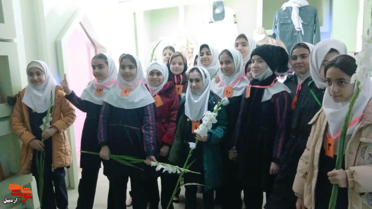 بازدید دانش‌آموزان دختر مدرسه غیرانتفاعی محسنین از موزه شهدای اردبیل+عکس