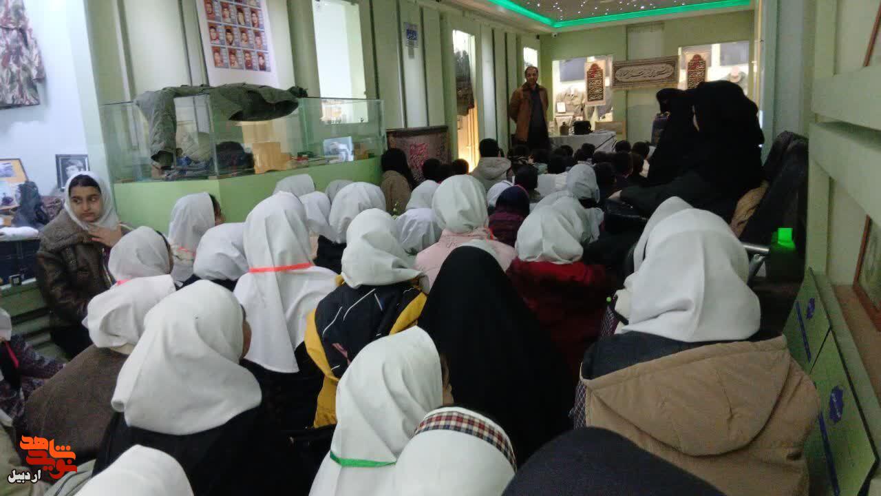 بازدید دانش‌آموزان دختر مدرسه غیرانتفاعی محسنین از موزه شهدای اردبیل+عکس
