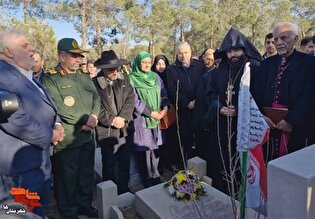 بیستمین آیین ملی عطرافشانی و گلباران مزار شهدای ادیان توحیدی در آرمستان ساورا برگزار شد
