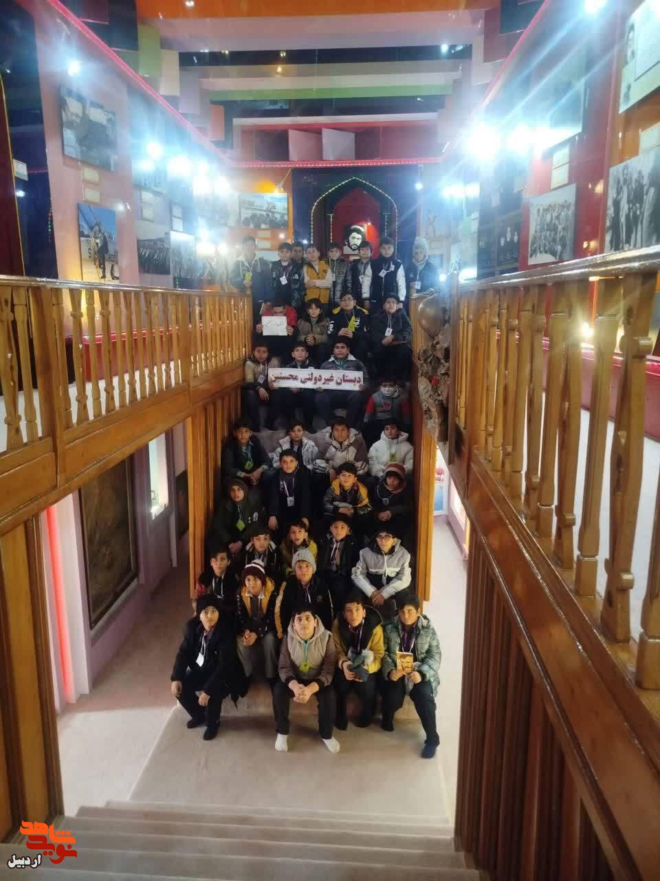 بازدید دانش‌آموزان پسر مدرسه غیرانتفاعی محسنین از موزه شهدای اردبیل+عکس