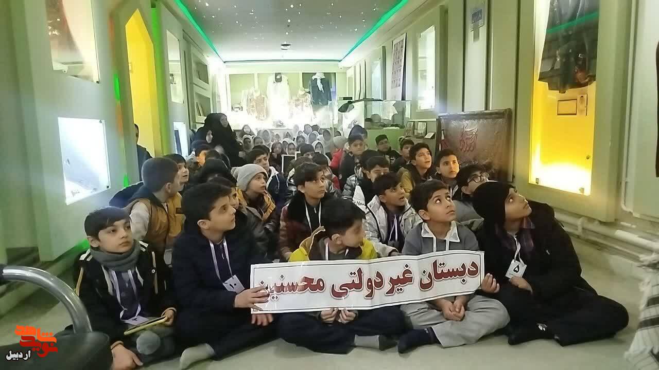 بازدید دانش‌آموزان پسر مدرسه غیرانتفاعی محسنین از موزه شهدای اردبیل+عکس
