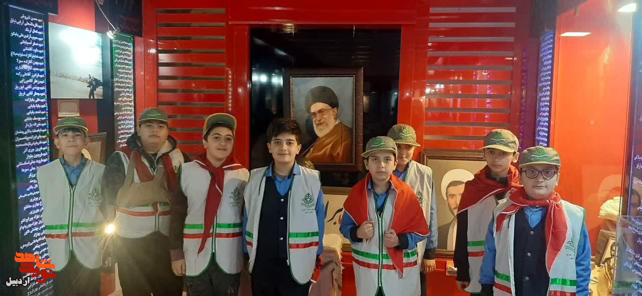 بازدید دانش‌آموزان دبستان پسرانه شهید عادل فرزانه از موزه شهدای اردبیل+عکس
