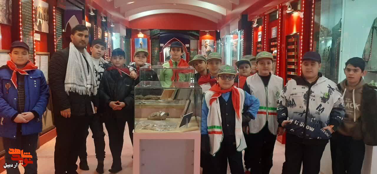بازدید دانش‌آموزان دبستان پسرانه شهید عادل فرزانه از موزه شهدای اردبیل+عکس