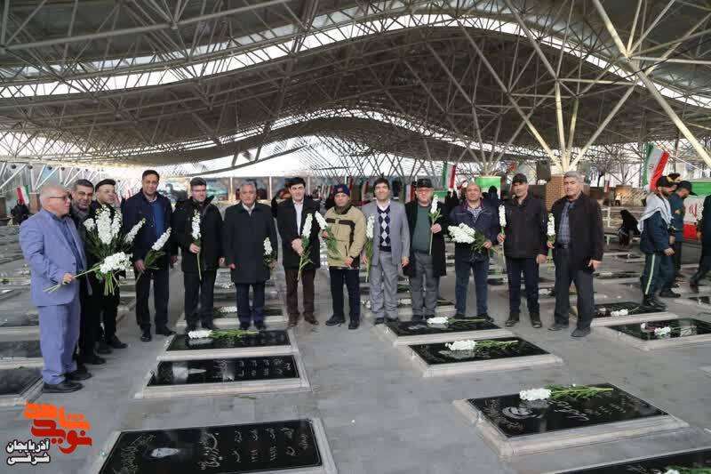 آیین «مهمانی لاله‌ها» همزمان با سراسر کشور در گلزار شهدای وادی رحمت تبریز برگزار شد