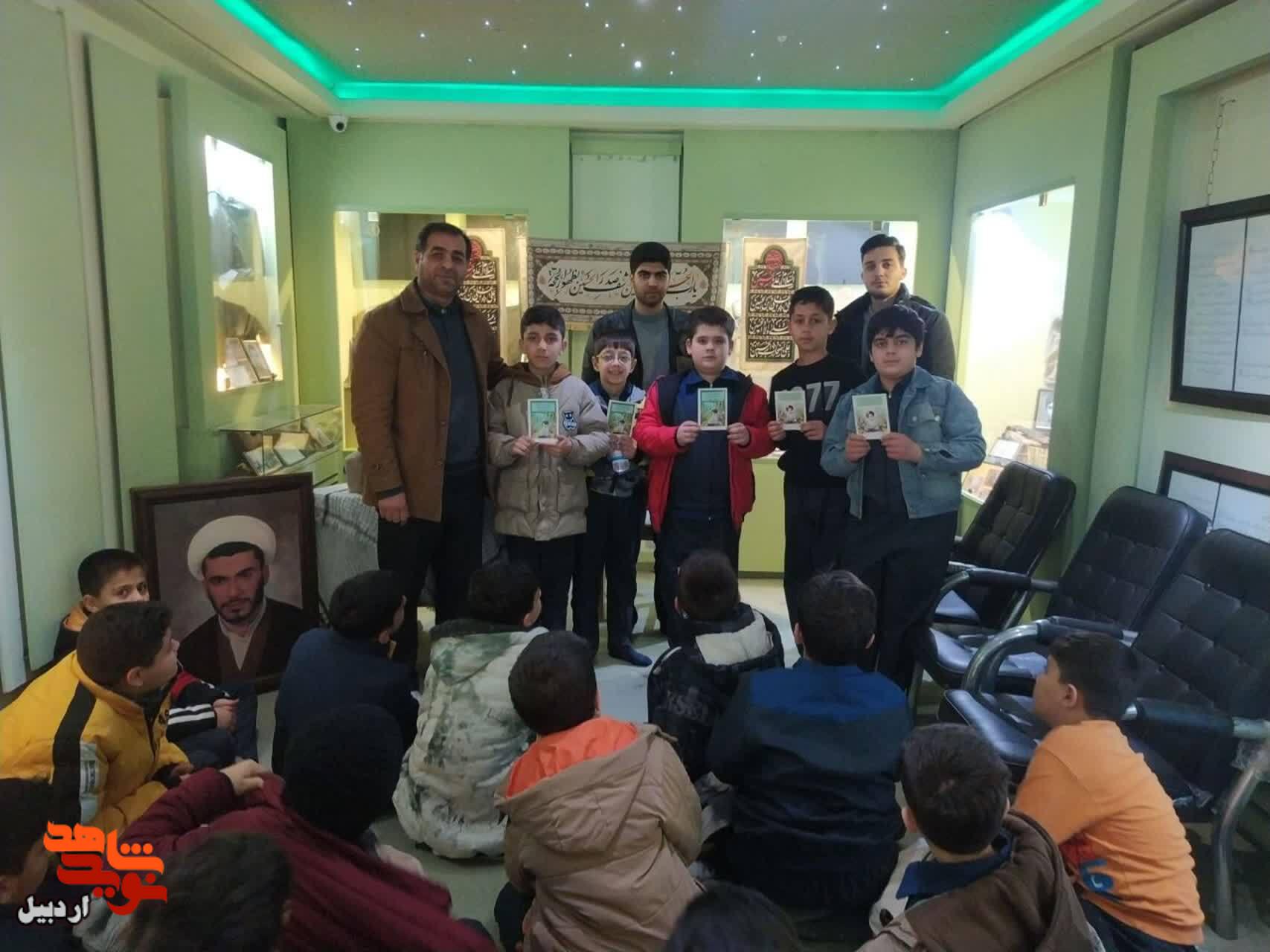 بازدید دانش‌آموزان پایه چهارم دبستان شاهد2 از موزه شهدای اردبیل+عکس