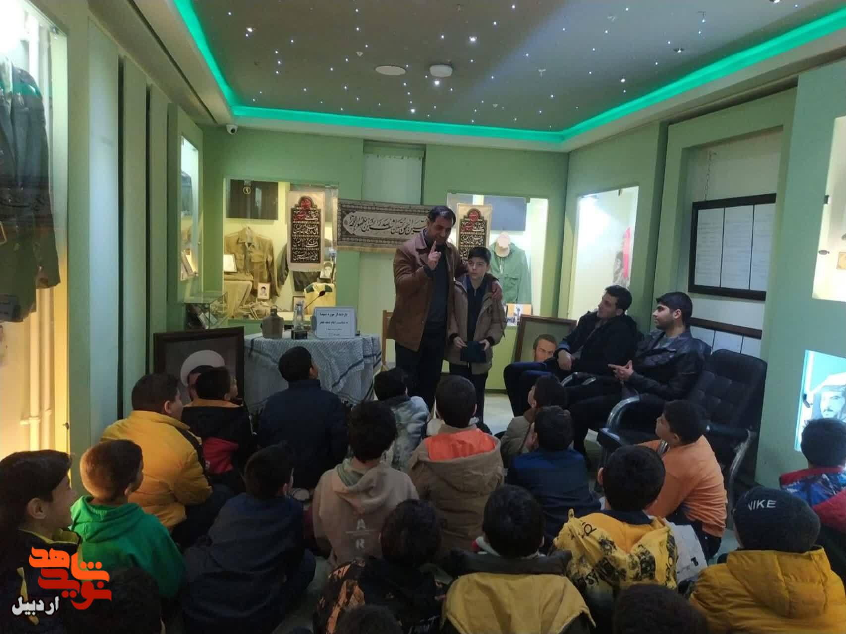 بازدید دانش‌آموزان پایه چهارم دبستان شاهد2 از موزه شهدای اردبیل+عکس