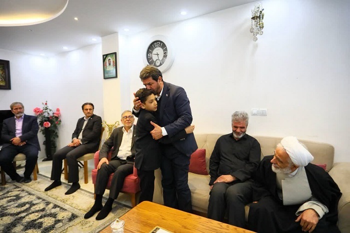 معاون حقوقی رئیس‌جمهور میهمان خانواده شهید بخشیان شد