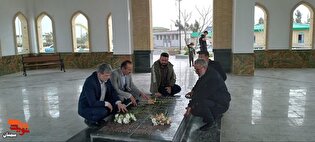 ادای احترام جمعی از خادمان شهدا به شهدای گمنام سمنان