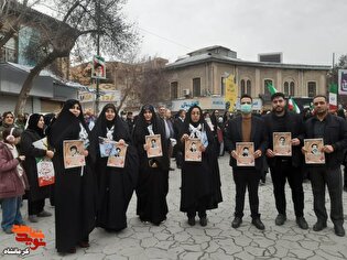 جلوه ایثار در ۲۲ بهمن درخشید| تصاویر شهدای غریب در اسارت در دستان خانواده‌های شهدا