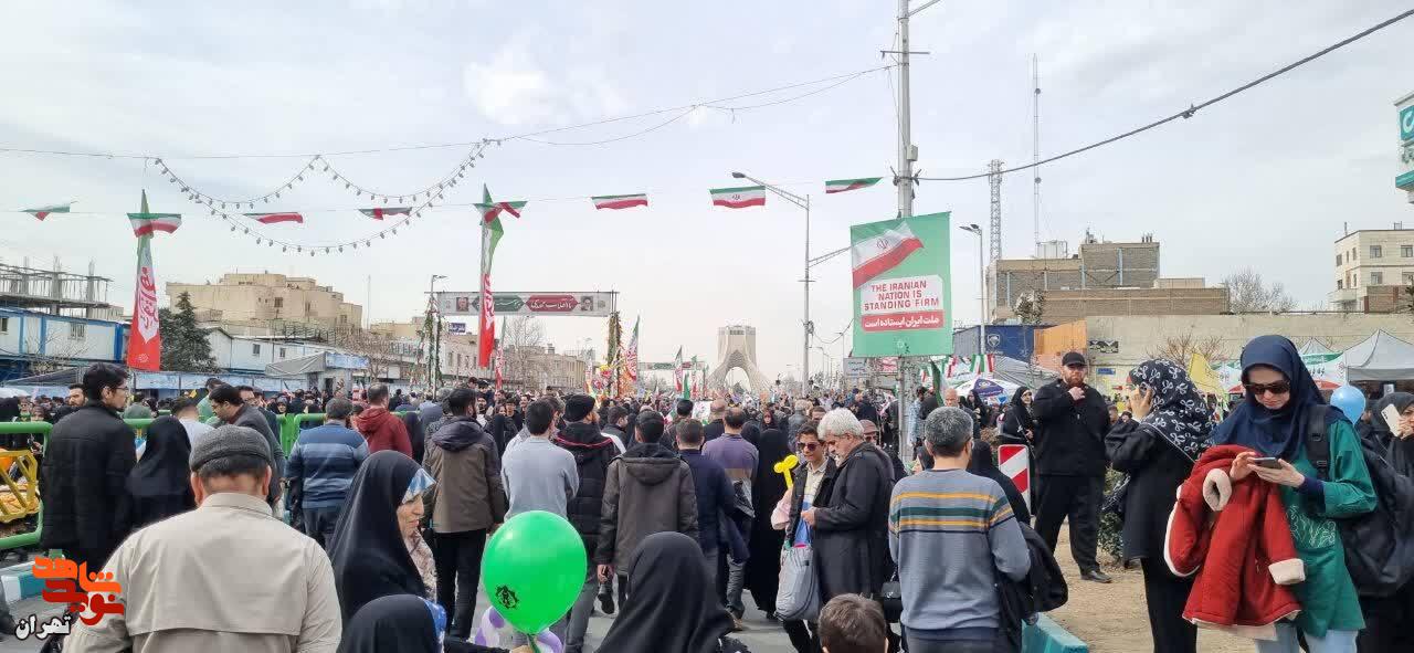 مردم تهران و خانواده‌های معظم شهدا با حضوری پرشور به ندای رهبر انقلاب لبیک گفتند