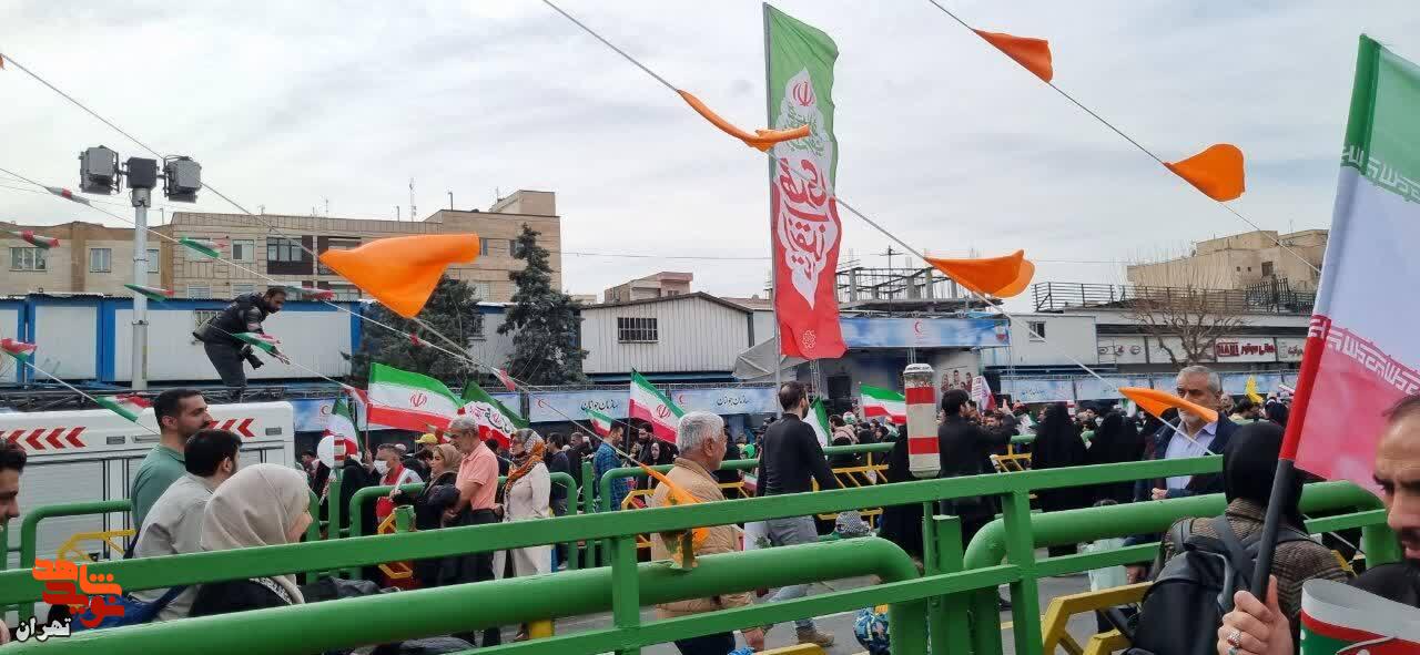 مردم تهران و خانواده‌های معظم شهدا با حضوری پرشور به ندای رهبر انقلاب لبیک گفتند