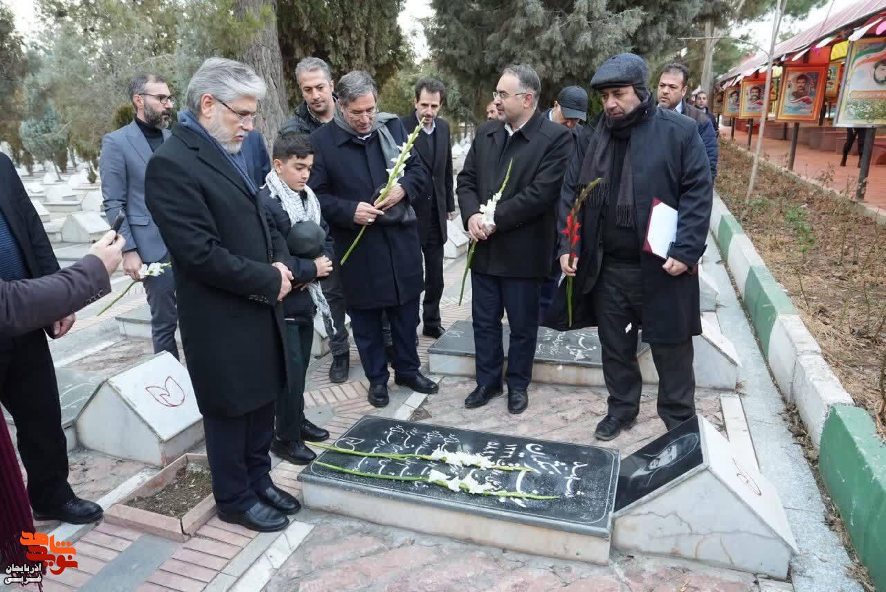 ادای احترام وزیر علوم، استاندار آذربایجان‌غربی به مقام شامخ شهدای ارومیه