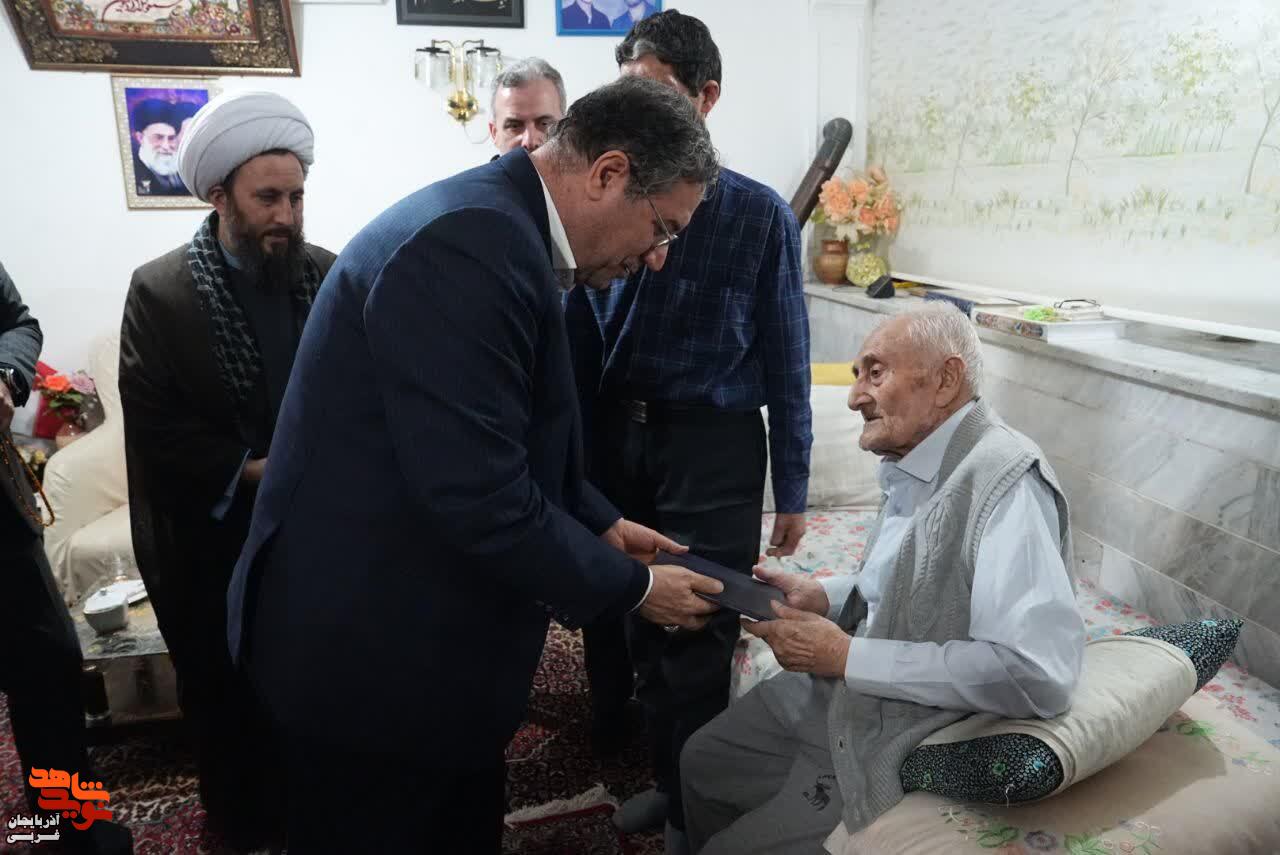 همزمان با یوم‌الله ۲۲ بهمن دیدار استاندار آذربایجان‌غربی با خانواده معظم شهیدان بهفر