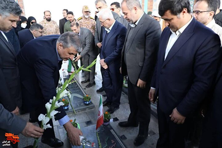 معاون رئیس جمهور و رئیس سازمان انرژی اتمی ایران به مقام شهدای گمنام شهرستان شیروان ادای احترام کردند