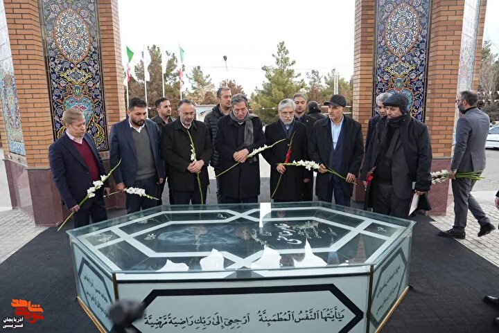 ادای احترام وزیر علوم، استاندار آذربایجان‌غربی به مقام شامخ شهدای ارومیه