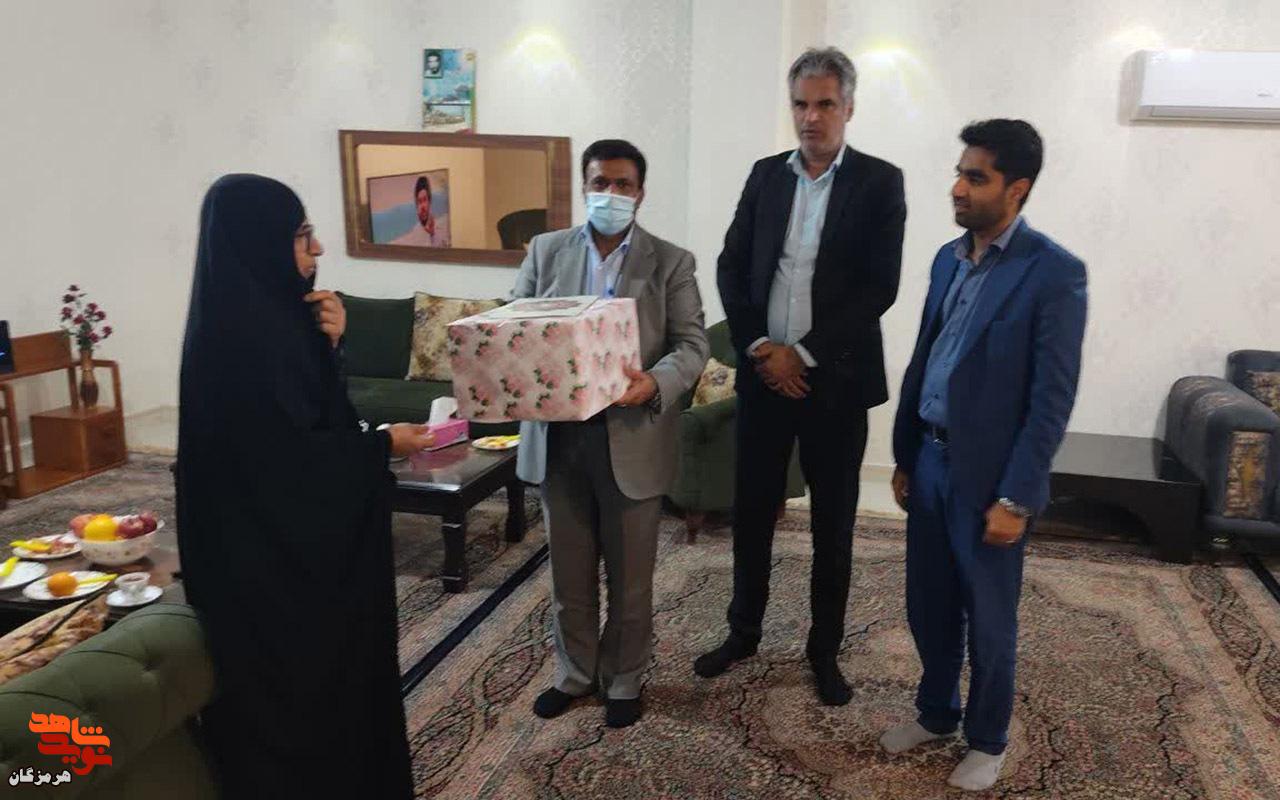 دیدار مسئولان بندرعباس با خانواده‌های معظم شهدا در دهه فجر