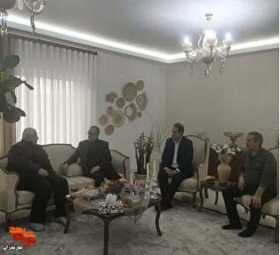 دیدار مدیرکل بنیاد مازندران با خانواده‌های شهدای اغتشاشات در غرب مازندران