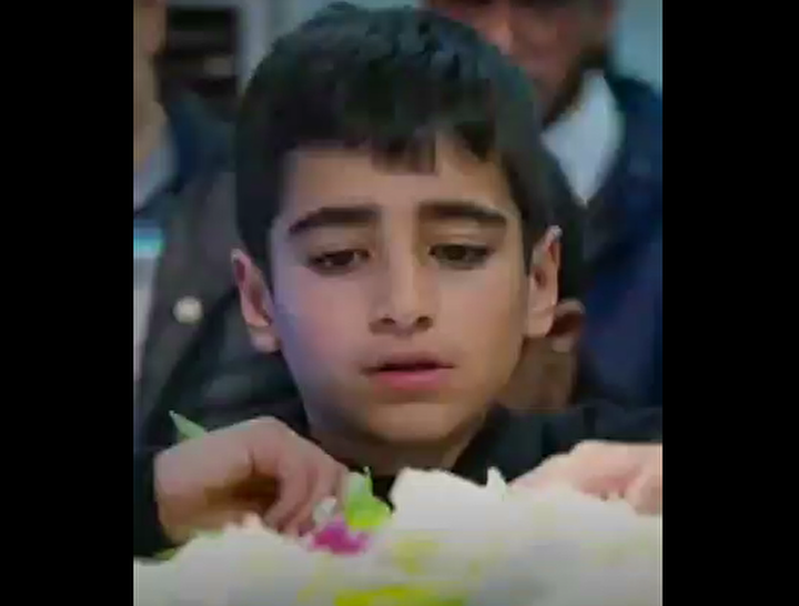 فیلم | پسر شهید «مرتضی کشاورزراد» در کنار تابوت پدر