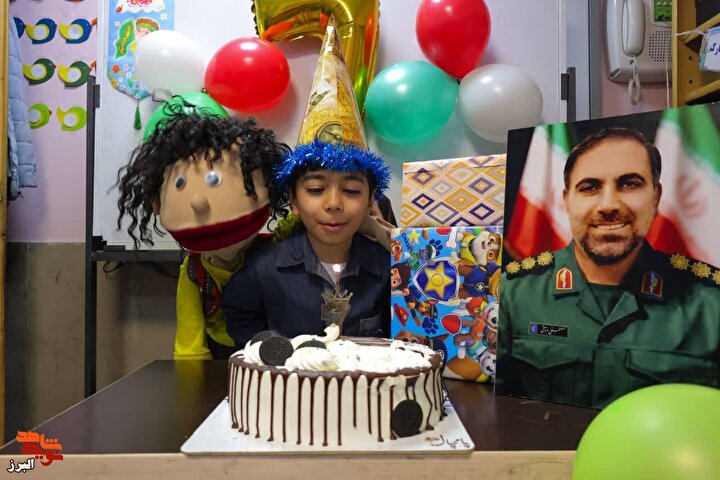 غافلگیری دانش‌آموز کرجی در کلاس درس / جشن تولدی برای پسری که پدرش قهرمان یک ملت است