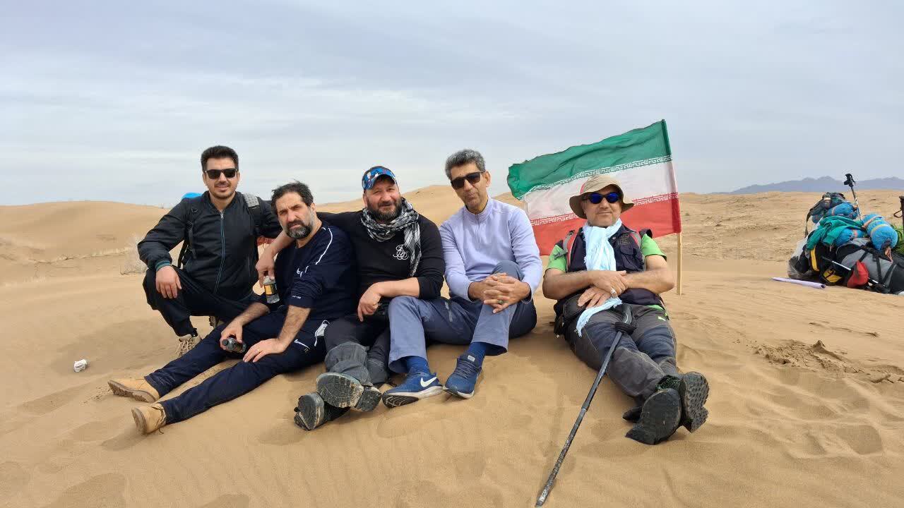 پیمایش ۲۲ کیلومتری کویر سیازگه به مناسبت سالروز پیروزی انقلاب اسلامی برگزار شد