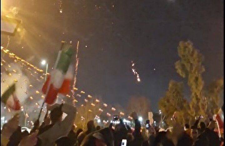 جشن پیروزی انقلاب، با یاد و نام  شهدای  میدان علیخانی