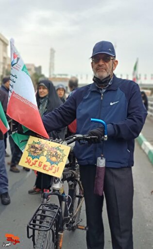 جانباز البرزی «رضا مفاخری» سفر سالانه خود به کربلا را از راهپیمایی ۲۲ بهمن آغاز کرد