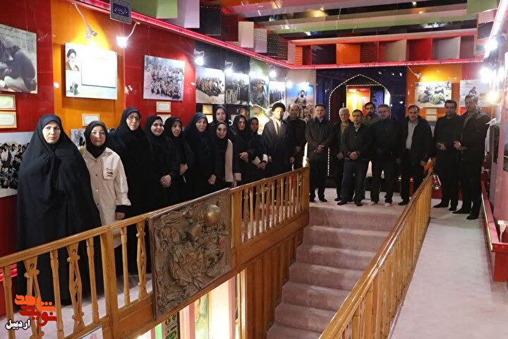 بازدید اساتید و دانشجویان دانشگاه علوم پزشکی اردبیل از موزه شهدا+ عکس