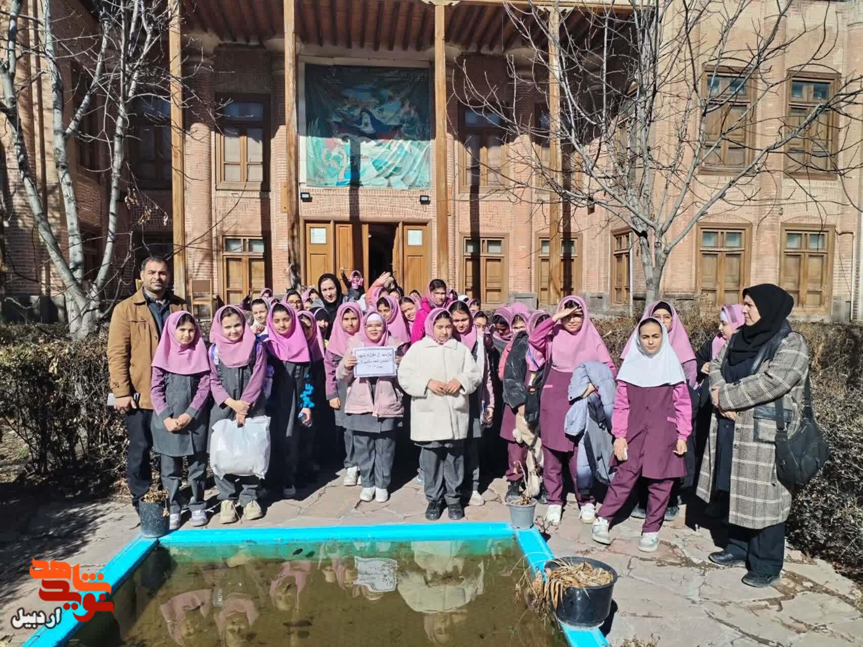 بازدید دانش‌آموزان دبستان دخترانه شهید سقایی از موزه شهدای اردبیل+عکس