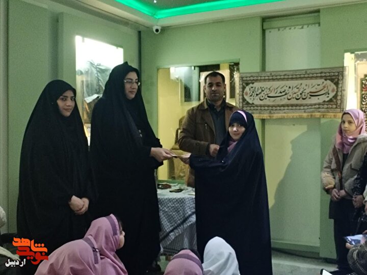 بازدید دانش‌آموزان دبستان دخترانه شهید سقایی از موزه شهدای اردبیل+عکس