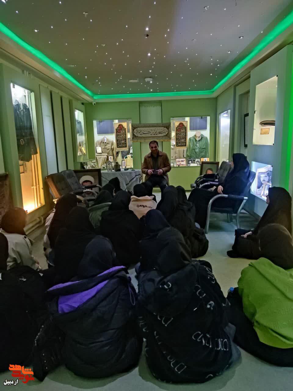 بازدید دانش‌آموزان دخترانه سیدیونس از موزه شهدای اردبیل+عکس