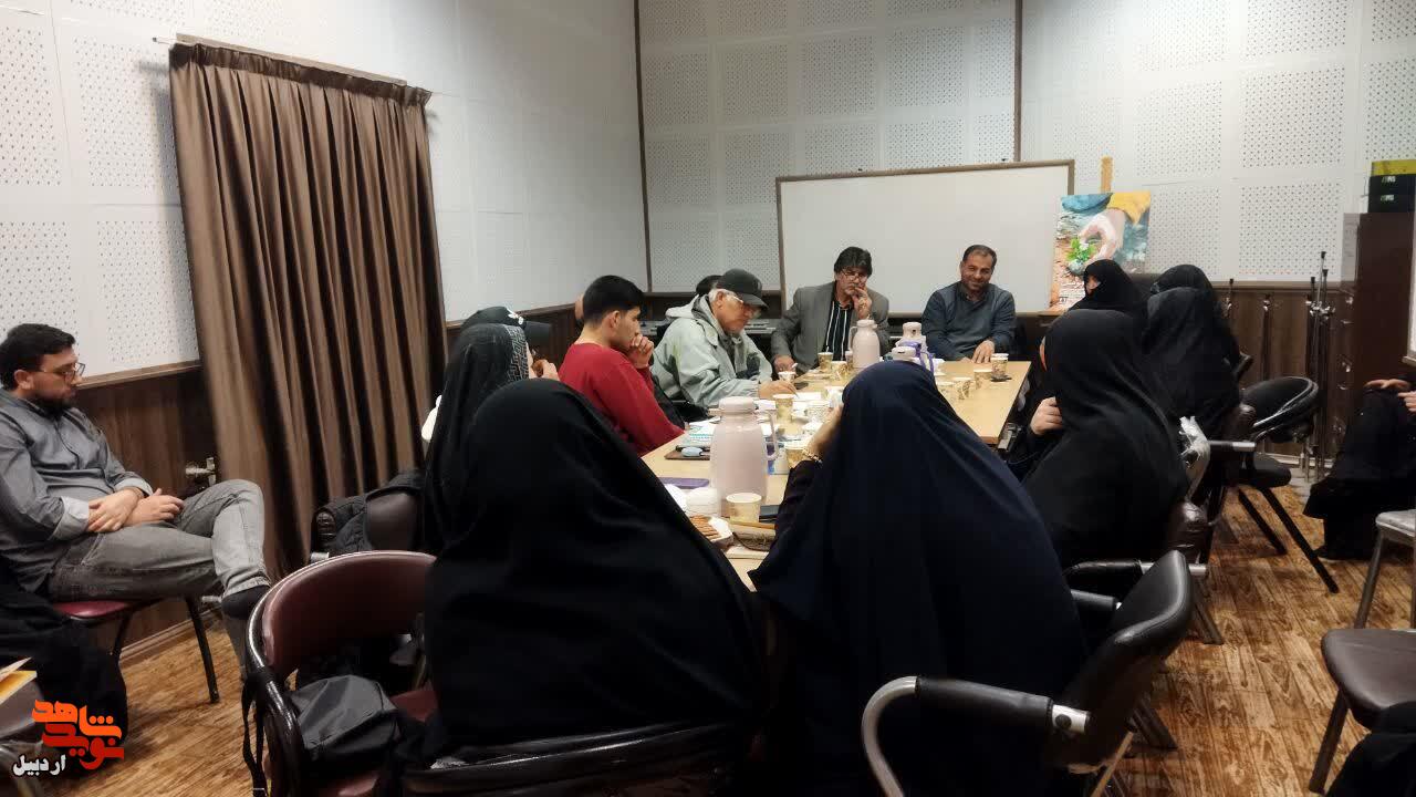 کارگاه آموزش خاطره نویسی با محوریت کتاب «باغبان موصل» در اردبیل برگزار شد کارگاه آموزش خاطره نویسی با محوریت کتاب «باغبان موصل» در اردبیل برگزار شد