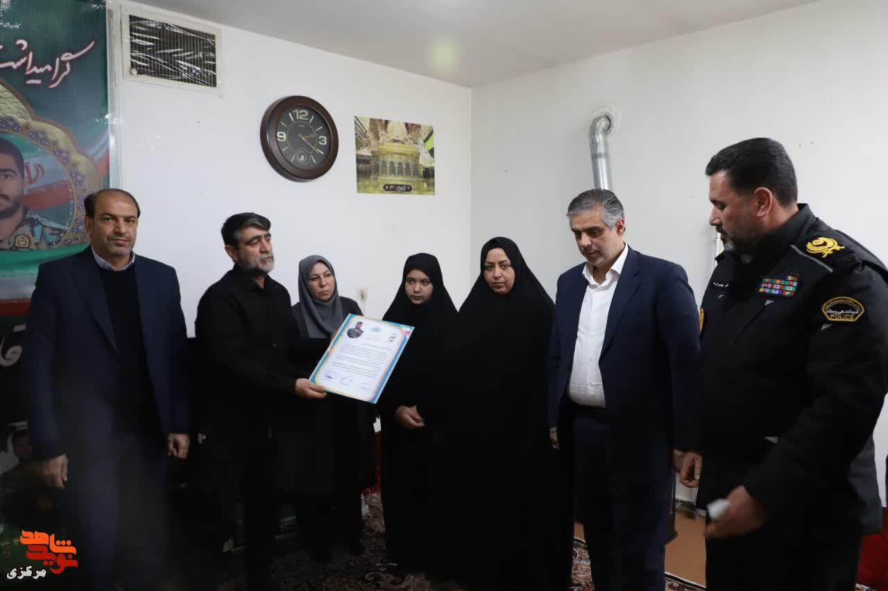 دیدار مسئولان استان مرکزی با خانواده شهید امنیت قاسم عزیزی دیدار مسئولان استان مرکزی با خانواده شهید امنیت قاسم عزیزی