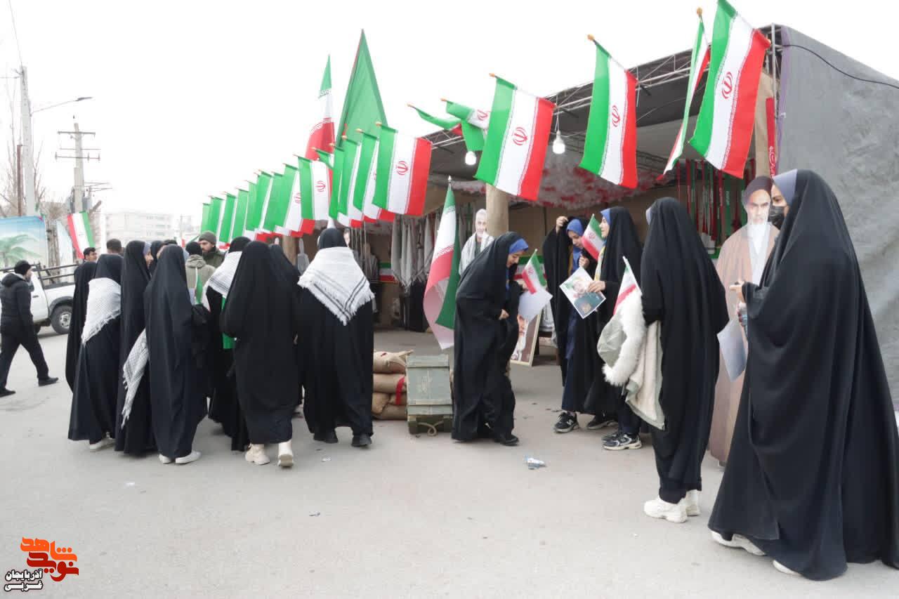 مدیرکل بنیاد شهید و امورایثارگران آذربایجان غربی و معاون فرهنگی و آموزشی اداره کل از نمایشگاه فرهنگی برپا شده در مجموعه ورزشی ۳ هزار نفری شهید آهندوست ارومیه همزمان با کنگره ۱۲۰۰۰ شهید استان آذربایجان غربی بازدید کردند. مدیرکل بنیاد شهید و امورایثارگران آذربایجان غربی و معاون فرهنگی و آموزشی اداره کل از نمایشگاه فرهنگی برپا شده در مجموعه ورزشی ۳ هزار نفری شهید آهندوست ارومیه همزمان با کنگره ۱۲۰۰۰ شهید استان آذربایجان غربی بازدید کردند.