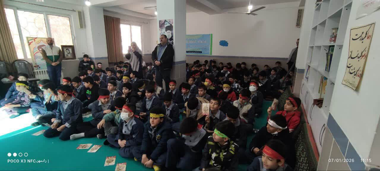 زنگ مقاومت با نوای سرود دانش‌آموزان در دبستان شهید علی جنابزاده به صدا درآمد