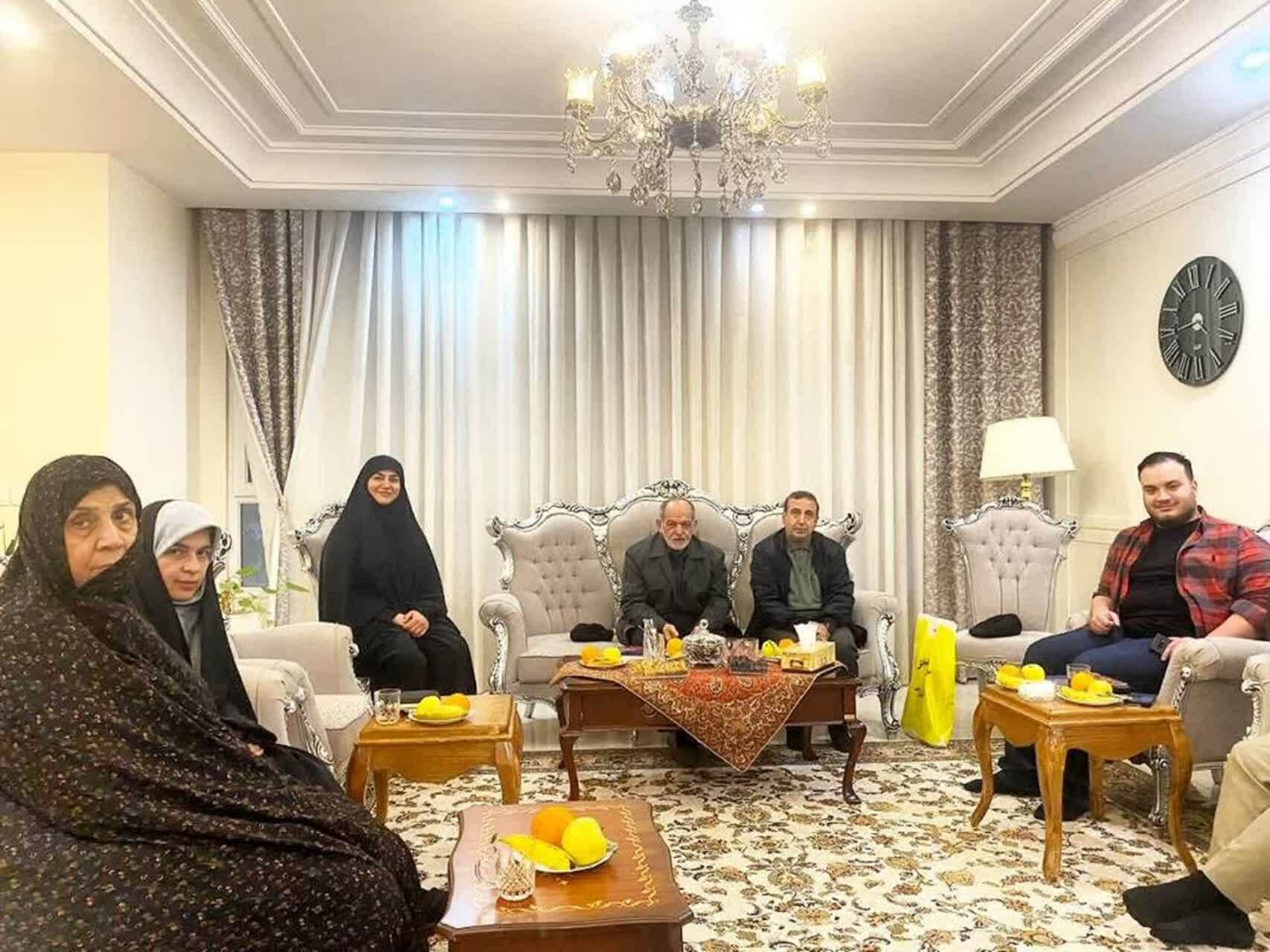 دیدار آزادگان خراسان رضوی با خانواده شهید غریب در اسارت «حیدرعلی مختاری» دیدار آزادگان خراسان رضوی با خانواده شهید غریب در اسارت «حیدرعلی مختاری»