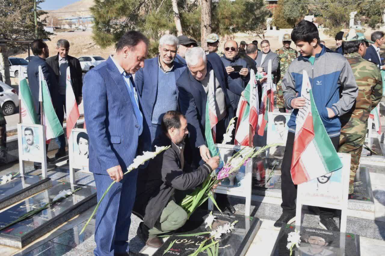 گلزار شهدای غریب در اسارت خرمآباد گلباران و عطرافشانی شد گلزار شهدای غریب در اسارت خرمآباد گلباران و عطرافشانی شد