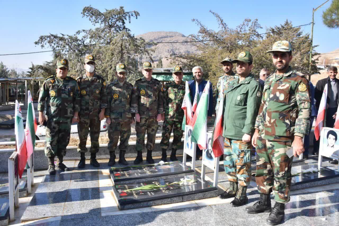 گلزار شهدای غریب در اسارت خرمآباد گلباران و عطرافشانی شد گلزار شهدای غریب در اسارت خرمآباد گلباران و عطرافشانی شد