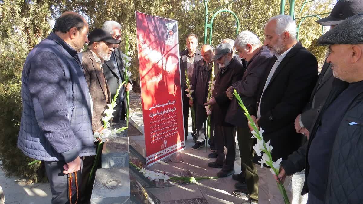 قبور مطهر شهدای غریب در اسارت همدان عطرافشانی شد