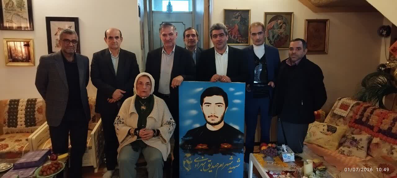 دیدار مسئولان و آزادگان با مادر شهید غریب در اسارت «شهرام صدیق بهزادی» در ساری دیدار مسئولان و آزادگان با مادر شهید غریب در اسارت «شهرام صدیق بهزادی» در ساری