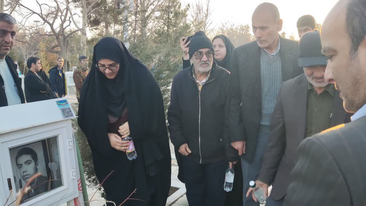 مزار مطهر شهدای غریب در اسارت مشهد همزمان با سراسر کشور عطرافشانی شد مزار مطهر شهدای غریب در اسارت مشهد همزمان با سراسر کشور عطرافشانی شد