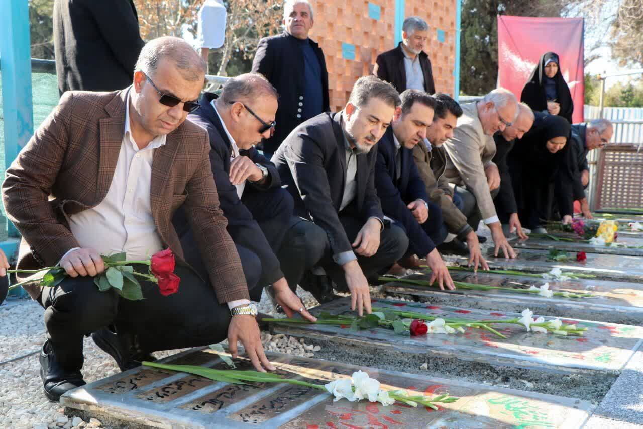 آیین گلباران قبور مطهر شهدای غریب در اسارت استان فارس برگزار شد آیین گلباران قبور مطهر شهدای غریب در اسارت استان فارس برگزار شد