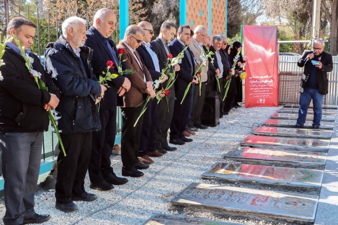 آیین گلباران قبور مطهر شهدای غریب در اسارت استان فارس برگزار شد آیین گلباران قبور مطهر شهدای غریب در اسارت استان فارس برگزار شد