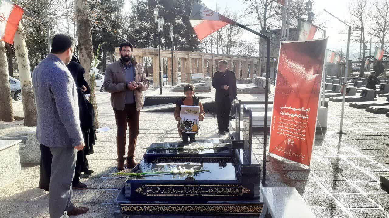 غبارروبی و عطرافشانی مزار شهدای غریب در اسارت شهرستان نهاوند برگزار شد غبارروبی و عطرافشانی مزار شهدای غریب در اسارت شهرستان نهاوند برگزار شد