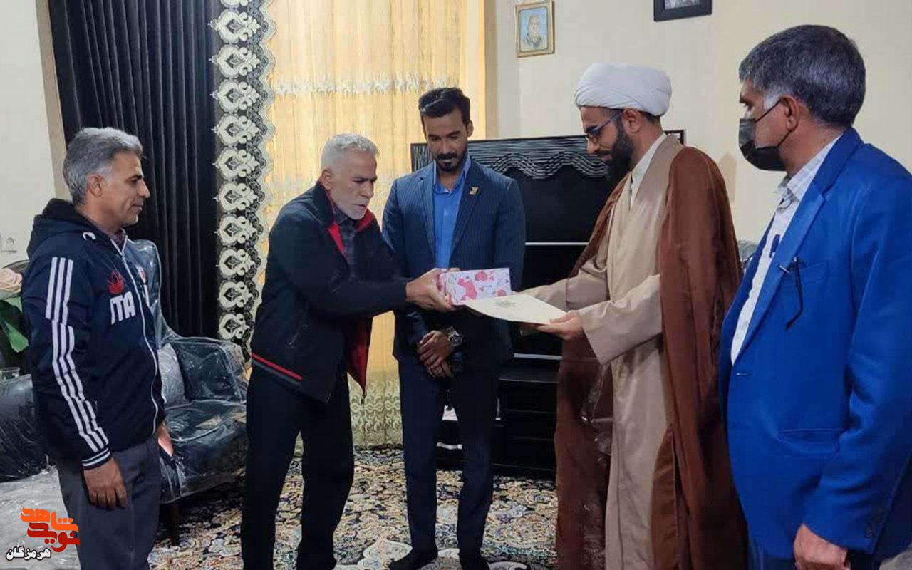 دیدار مسئولان حاجی‌آباد با خانواده جانبازان