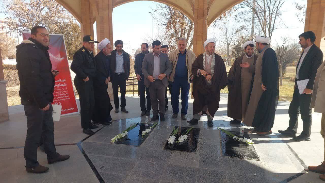 مزار شهدای غریب در اسارت شهرستان کبودرآهنگ غبارروبی و عطرافشانی شد